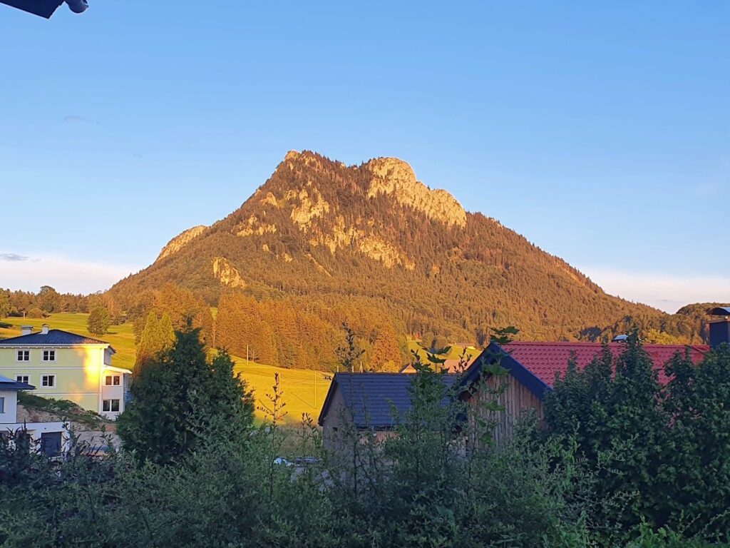 Aufenthaltsraum mit Bergblick im Karl-Rittmann-Haus