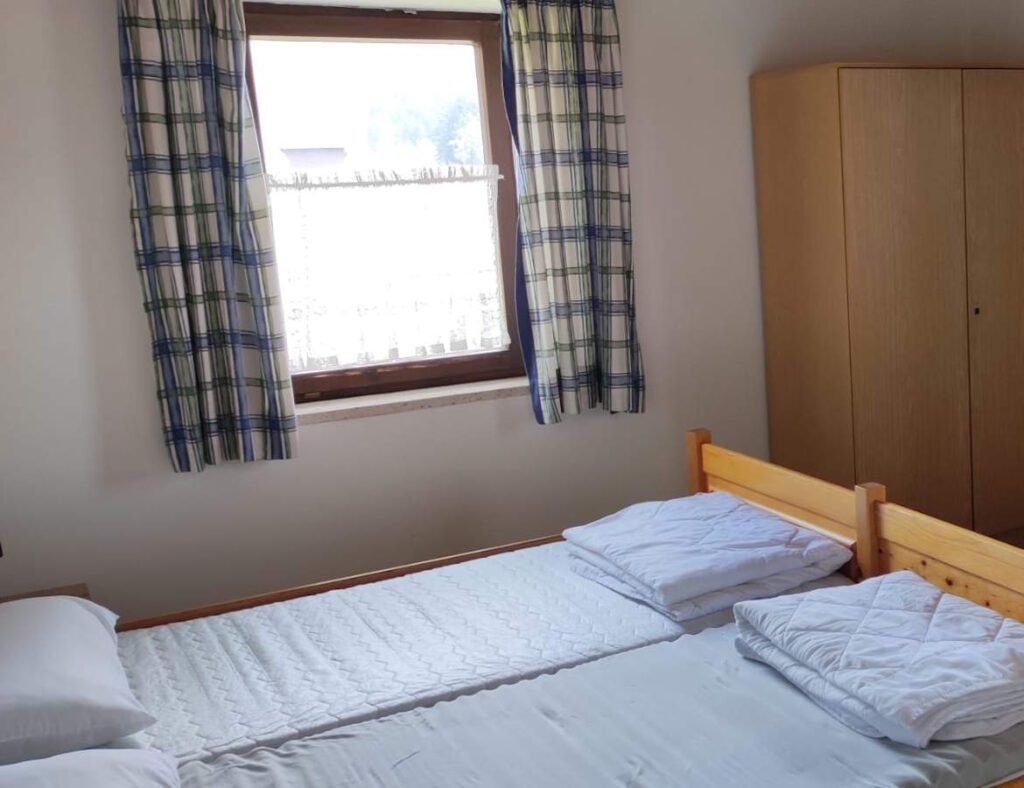 Schlafzimmer mit Doppelbett im Karl-Rittmann-Haus